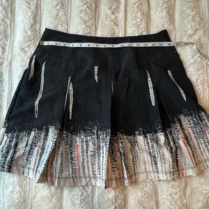 Tail golf skirt size 8 EUC black, cream, red